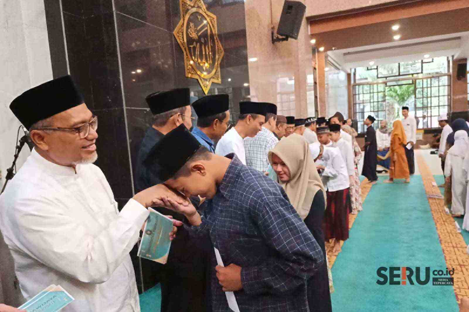 UB berikan santunan anak yatim berbagi kebahagiaan di bulan Ramadan. (bas)_11zon UB Berbagi Kebahagiaan Ramadan, 570 Anak Yatim Tersenyum Terima Santunan
