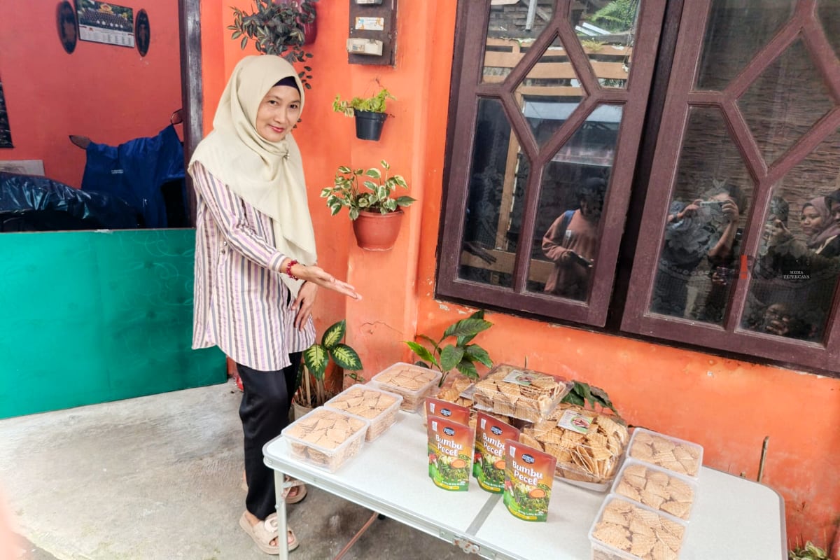 Aneka produk buatan owner Opak Gambir Maharis. (Seru.co.id/bas)