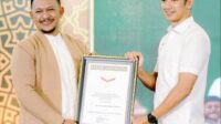 Ali Zainal Abidin (kanan) founder BIP Pamekasan. (Seru.co.id/udi) Ribuan Anak Yatim di Pamekasan 'Serbu' Belanja Gratis, Aksi Sosial Yayasan BIP Pecahkan Rekor MURI