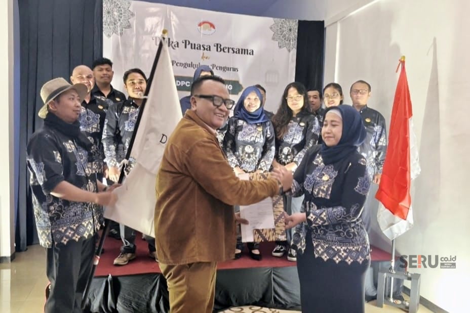 HPI Jatim Kukuhkan Pengurus DPC Malang Periode 2025-2030 di Tengah Bayang-bayang Konflik Timur Tengah 1 Ketua DPD HPI Jatim menyerahkan berita acara Pengukuhan Pengurus DPC HPI Malang periode 2025-2030. (Seru.co.id/dik)