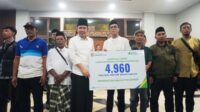 Bupati Jember dan BPJS Ketenagakerjaan Jember menyerahkan kartu jaminan sosial secara simbolis. (ist.) Pemkab Jember dan BPJS Ketenagakerjaan Serahkan Kartu Jaminan Sosial bagi 4.960 Pekerja Transportasi