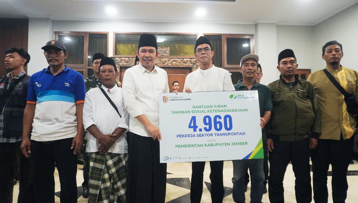 Pemkab Jember dan BPJS Ketenagakerjaan Serahkan Kartu Jaminan Sosial bagi 4.960 Pekerja Transportasi