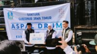 SIMBOLIS: Gubernur Jawa Timur saat menyerahkan bantuan aspal ke Pemerintah Kabupaten Pamekasan. (Seru.co.id/udi) Pemprov Jatim Salurkan 250 Drum Aspal untuk Pamekasan, Dukung Percepatan Perbaikan Jalan