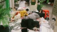 Para korban Pegadaian Syariah Pamekasan bertahan di depan kantor Pegadaian. (Seru.co.id/udi) Puluhan Korban Dugaan Penipuan Agen Pegadaian Bertahan di Kantor Cabang Pamekasan hingga Malam
