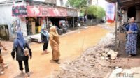 Wabup Ulfiyah turun langsung ke lokasi bencana banjir yang berada di Kecamatan Besuki dan Kecamatan Bungatan Situbondo, Senin (9/3/2026). (Seru.co.id/aza) Delapan Kecamatan Dilanda Banjir Bandang, Pemkab Situbondo Naikkan Status Tanggap Darurat