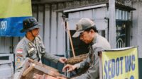 Proses penertiban spanduk-lapak liar oleh Pemkab Jember. (Ist) Giliran Spanduk hingga Lapak Liar yang Ditertibkan oleh Pemkab Jember
