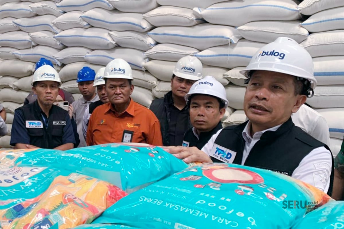 Wali Kota Malang meninjau stok beras SPHP di Bulog. (Seru.co.id/bas) Pemkot Malang Pastikan Stok Bahan Pokok dan BBM Aman, Warga Dilarang Panic Buying