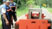 Petugas Dishub Batu melakukan penutupan jalur Klemuk dengan menempatkan Obstacle di tengah jalan. (ist) Jalur Klemuk Ditutup, Hindari Korban Pemudik Lebaran
