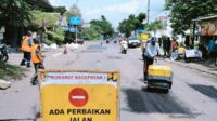 Proses perbaikan jalan oleh tim Pemkab Jember. (Ist.) Jelang Mudik Lebaran, Pemkab Jember Kebut Tambal Jalan Berlubang di 10 Titik