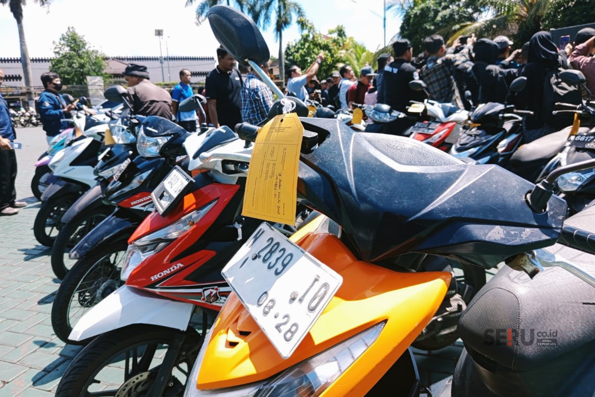 Deretan kendaraan roda dua hasil curian yang berhasil diamankan petugas kepolisian. (Seru.co.id/wul) 