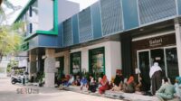 Para korban Pegadaian Syariah. (Seru.co.id/udi) Pegadaian Syariah Pamekasan Buka Ruang Dialog, Korban Terima Kepastian dan Bantuan Ramadan