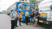 Proses penertiban dan sosialisasi truk sumbu tiga di momen mudik lebaran 2026. (Ist) Mudik Lebaran, Polres Malang Batasi Aktivitas Truk Bersumbu Tiga