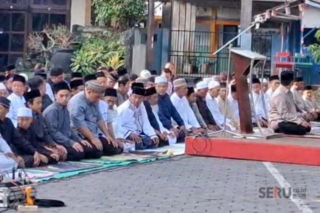 Suasana Sholat Ied warga Muhammadiyah di Kecamatan Junrejo Batu. (Seru.co.id/dik) Ratusan Warga Muhammadiyah Junrejo Laksanakan Sholat Idulfitri 1447 H di Halaman Kantor Kecamatan