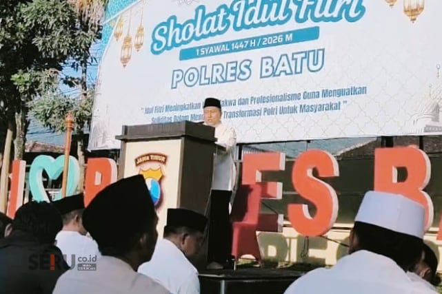 Kapolres Batu memberikan sambutan pada pelaksanaan Sholat Idulfitri di Lapangan Mapolres Batu. (Seru.co.id/dik) Polres Batu Gelar Salat Idul Fitri 1447 H, Kapolres Sampaikan Imbauan Keamanan