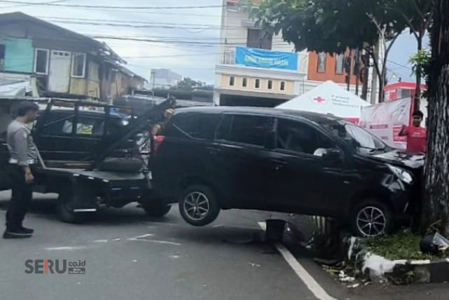 Laka Lantas di Depan Markas PMI Kota Malang, Mobil Calya Hantam Sepeda Listrik hingga Masuk Kolong