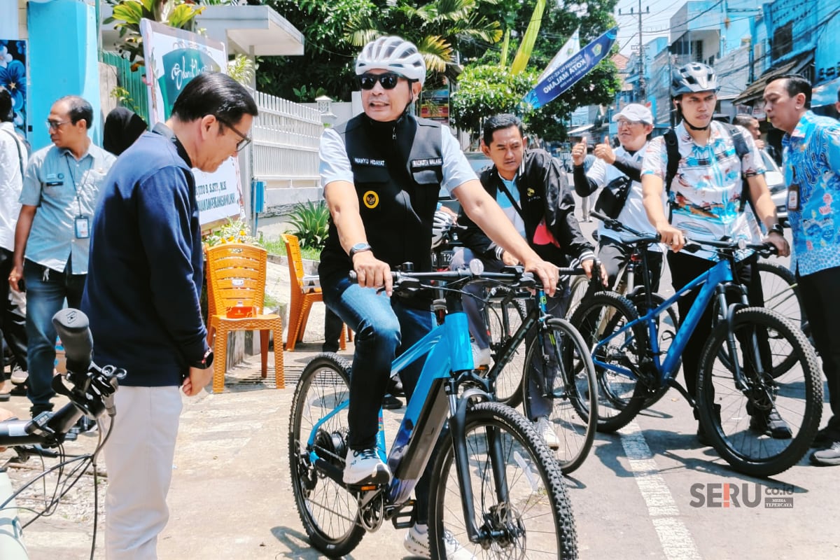 Para ASN mengikuti Wali Kota Malang gowes sebagai langkah penghematan BBM. (Seru co.id/bas)