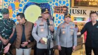 Kapolda Jatim saat memberikan keterangan kepada awak media. (Seru.co.id/dik) Pasca Operasi Ketupat, Kapolda Jatim Pastikan Pengamanan Jalur Balik dan Wisata Tetap Diperketat