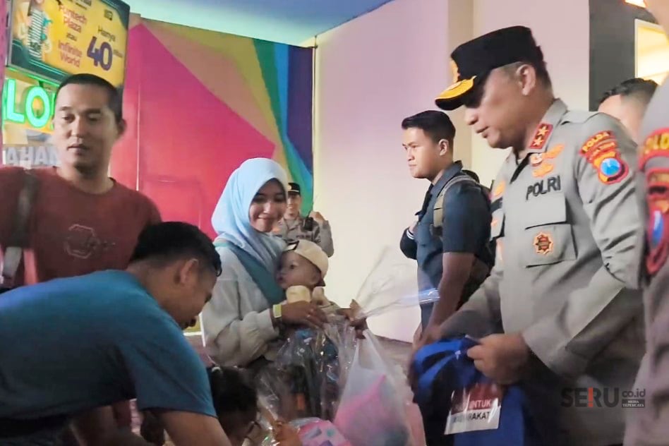 Kapolda Jatim memberikan bingkisan Lebaran kepada pengunjung di Jatim Park 3. (Seru.co.id/dik)