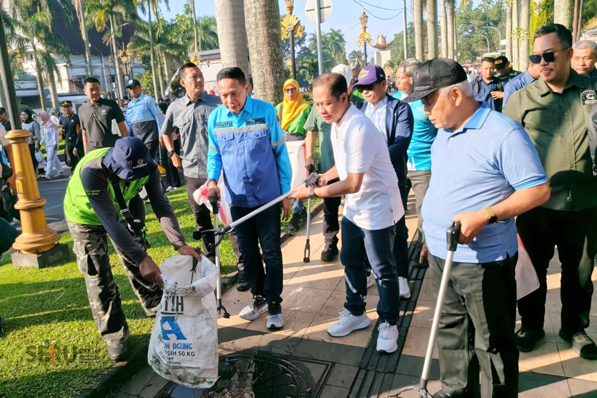 Menteri LH dan Wali Kota Malang mengikuti korve di kawasan Jalan Ijen. (Seru.co.id/bas) Menteri LH Dorong Kota Malang Kejar Adipura, Pemkot Diminta Gencarkan Korve