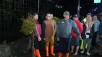 Wali Kota Batu memberikan arahan saat terjun langsung memantau upaya normalisasi pasca bencana. (Dok. Prokopim) Gerak Cepat di Tengah Lumpur, Wali Kota Nurochman Pastikan Penanganan Banjir Punten Berjalan Optimal