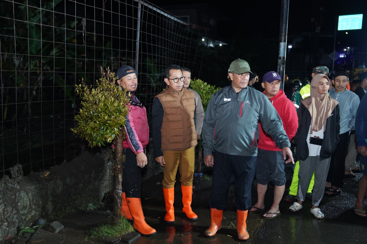 Wali Kota Batu memberikan arahan saat terjun langsung memantau upaya normalisasi pasca bencana. (Dok. Prokopim) Gerak Cepat di Tengah Lumpur, Wali Kota Nurochman Pastikan Penanganan Banjir Punten Berjalan Optimal