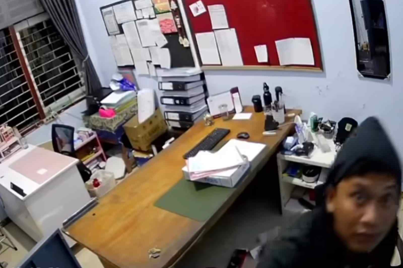 Aksi Dua Pria Satroni SMPN 1 Pakisaji Terekam CCTV dan Viral