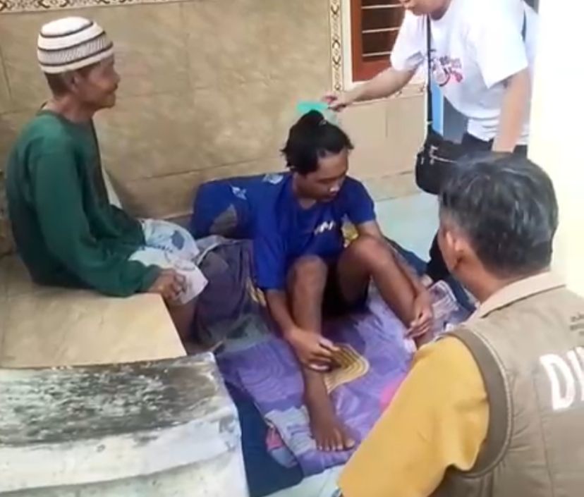 Dinsos Jember saat melakukan evakuasi. Is Dinsos Jember Evakuasi Pemuda di Puger yang Dipasung Gegara Alami Gangguan Jiwa