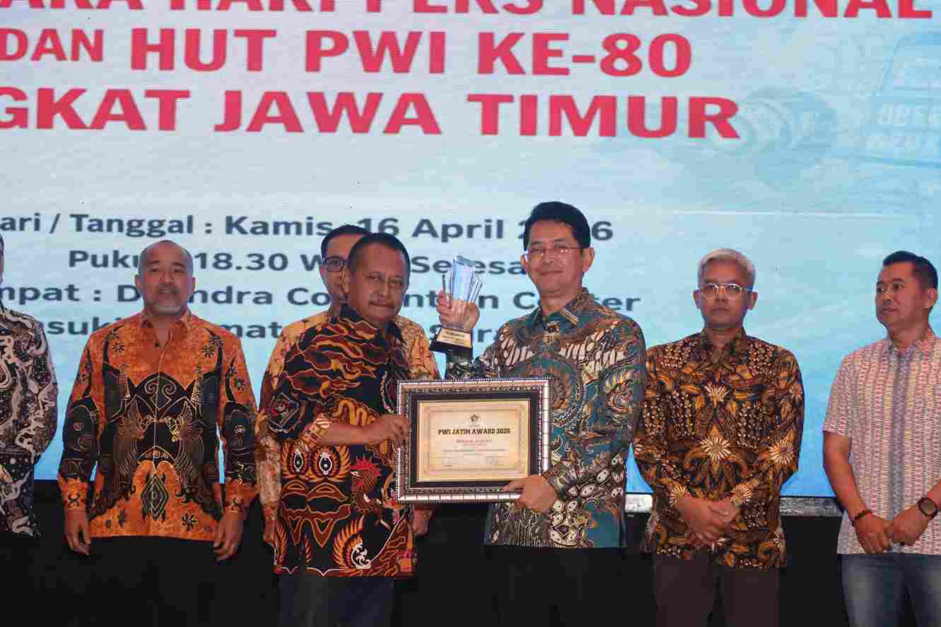 FT- Bank Jatim 3_11zon Sukses Lakukan Transformasi Perbankan, Dirut Bank Jatim Raih Penghargaan dari PWI Jawa Timur