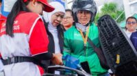 Gubernur memberikan bantuan BBM_11zon Refleksi Semangat Kartini, Gubernur Jatim Salurkan BBM Gratis dan Sembako bagi Ojol Perempuan di Malang