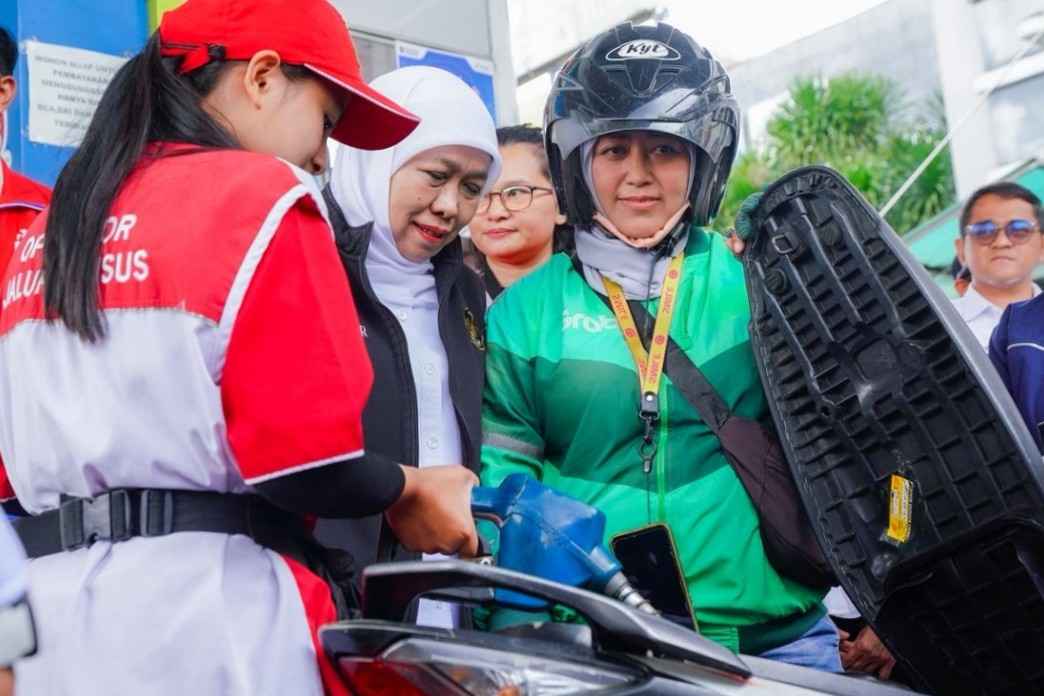 Refleksi Semangat Kartini, Gubernur Jatim Salurkan BBM Gratis dan Sembako bagi Ojol Perempuan di Malang