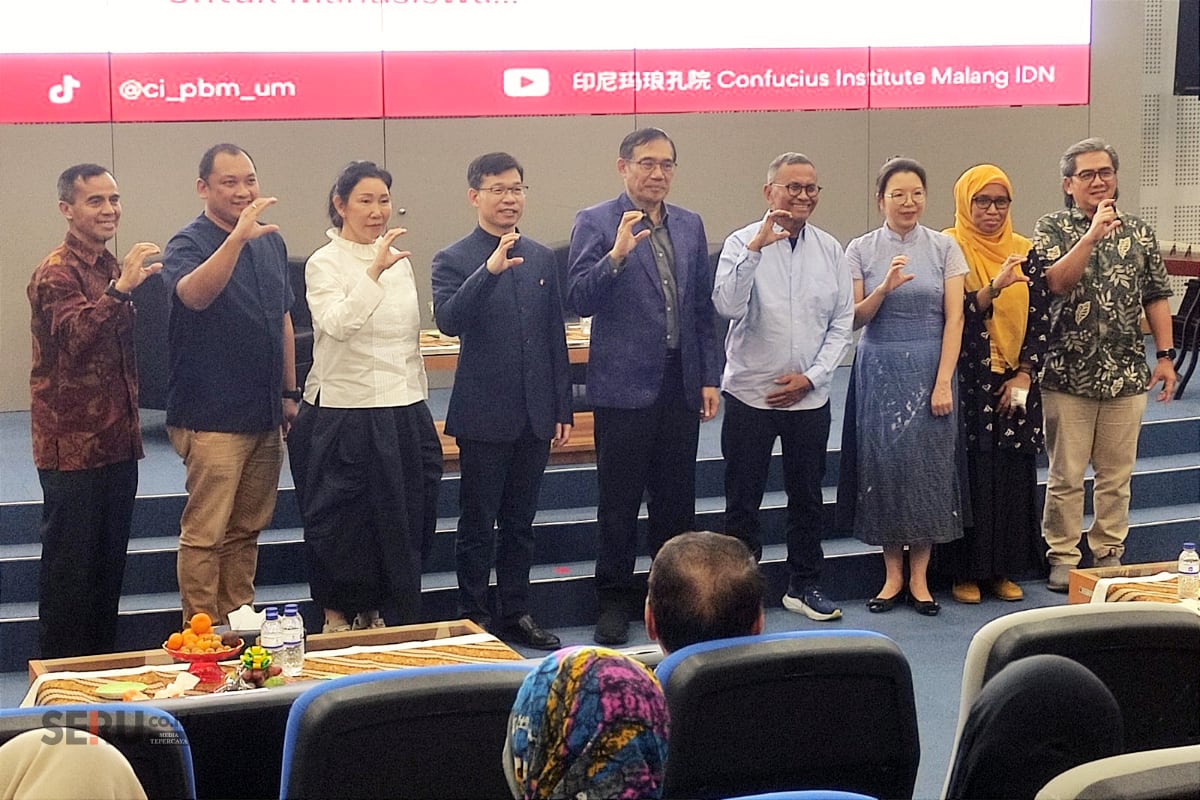 Rektor UM beserta jajarannya bersama Konjen RRT dan Dahlan Iskan. (rhd) Mengulas Rahasia Keajaiban Perkembangan Tiongkok Melesat Menguasai Dunia