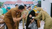 Wali Kota Malang meninjau imunisasi campak di Kelurahan Bunulrejo. (bas) Wali Kota Malang Minta Kebut Imunisasi Campak, Vaksinasi Baru 50 Persen