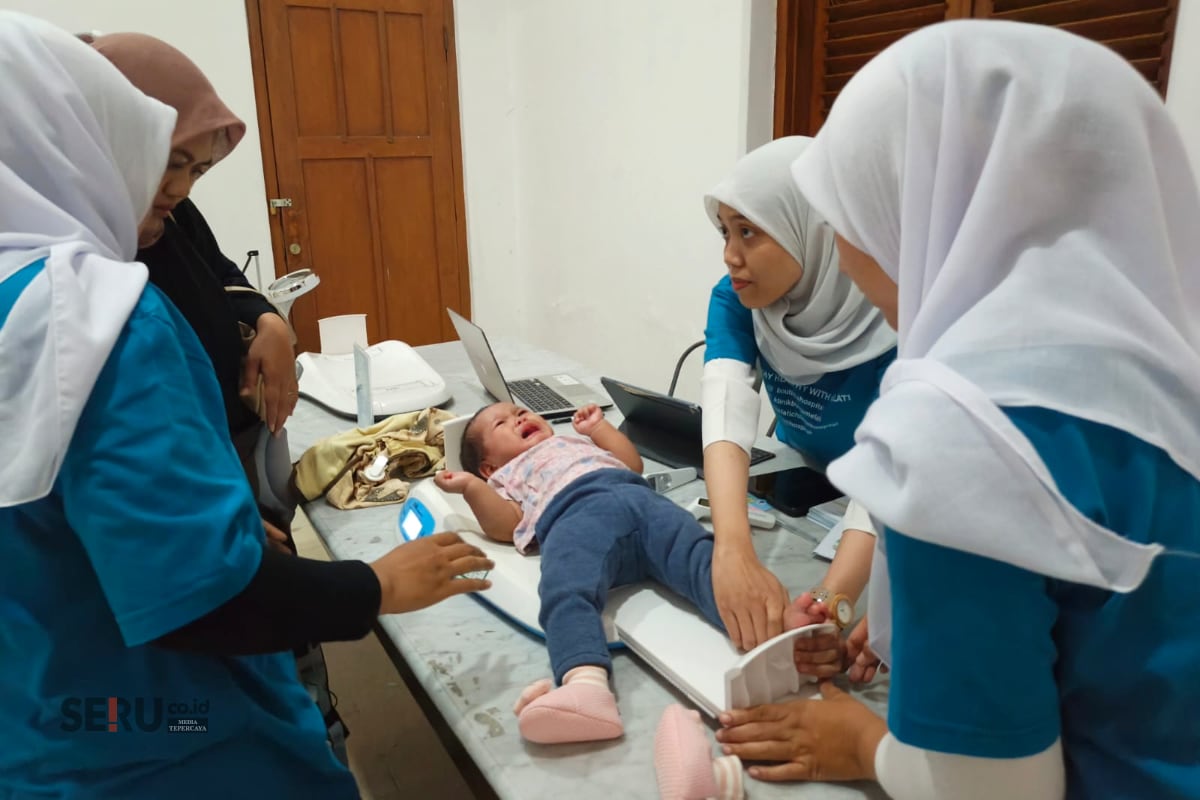 RSIA Melati Children Hospital Gencarkan CUC Campak Cegah KLB di Kota Malang 1 Seorang balita saat menjalani skrining terlebih dahulu sebelum mendapatkan imunisasi kejar. (bas)