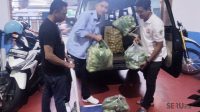 Ketua KDMP Selorejo Dau (kanan) menyuplai kebutuhan bahan pangan SPPG Bareng. (rhd) Maksimalkan PSN, SPPG Bareng Gandeng KDMP Selorejo Dau Suplai Kebutuhan MBG