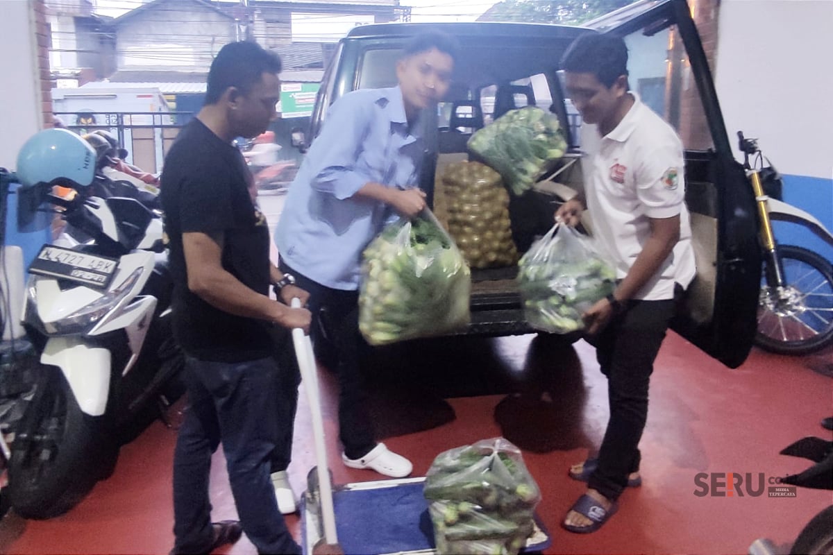 Ketua KDMP Selorejo Dau (kanan) menyuplai kebutuhan bahan pangan SPPG Bareng. (rhd) Maksimalkan PSN, SPPG Bareng Gandeng KDMP Selorejo Dau Suplai Kebutuhan MBG