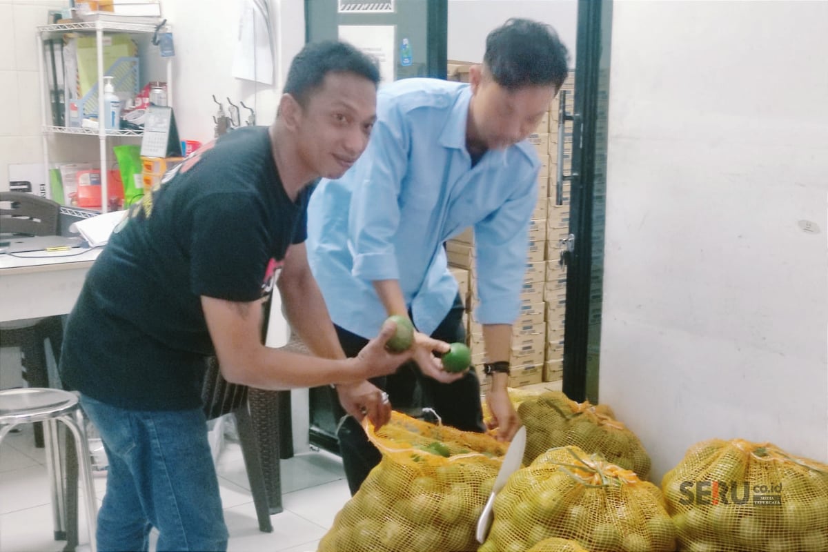 Maksimalkan PSN, SPPG Bareng Gandeng KDMP Selorejo Dau Suplai Kebutuhan MBG 1 Kepala SPPG Bareng Rofi’u Rahmananda (baju biru) dan Chef SPPG Bareng Wahyu Siswo Putraadi mengecek kualitas buah jeruk. (rhd)