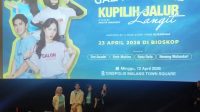 Para artis dan aktor pemeran utama 'Kupilih Jalur Langit' menyapa penonton di dalam bioskop. (rhd) Digarap di Malang, Penonton 'Kupilih Jalur Langit' Tersulut Emosi Saksikan Gala Premiere
