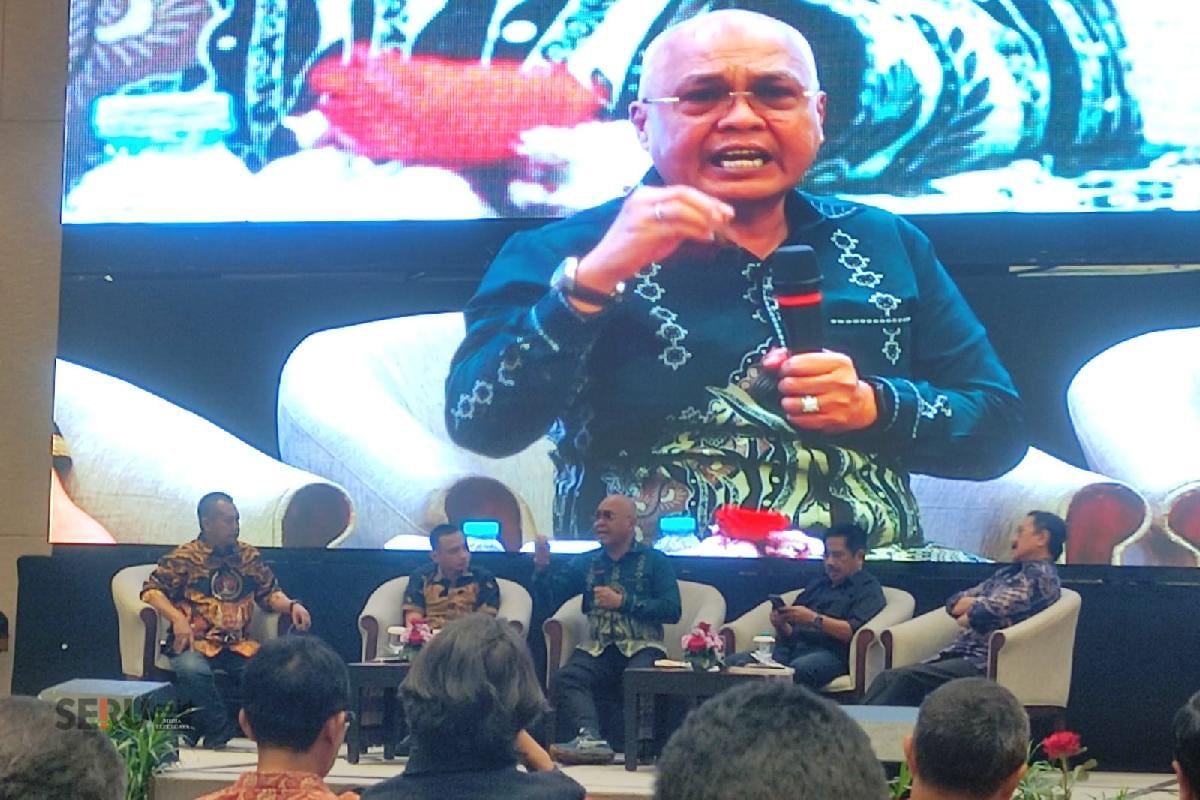 Ketua Persatuan Wartawan Indonesia (PWI) Pusat, Ahmad Munir menjelaskan buku biografinya. (rhd) Buku Biografi Ahmad Munir 'Langkah Sunyi Menuju Puncak' Menginspirasi Wartawan se-Indonesia