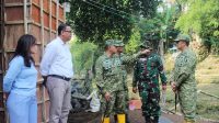 Dandim 0833 dampingi Danrem 083 tinjau proses pembangunan jembatan perintis Garuda. (ist) Dandim 0833 Dampingi Danrem 083 Tinjau Proses Pembangunan Jembatan Perintis Garuda