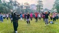 Ribuan lansia menyemarakkan senam kebugaran di UB untuk menyambut Hari Kartini. (bas) Ribuan Lansia Berkebaya Senam Kampung Lingkar Kampus UB Peringati Hari Kartini