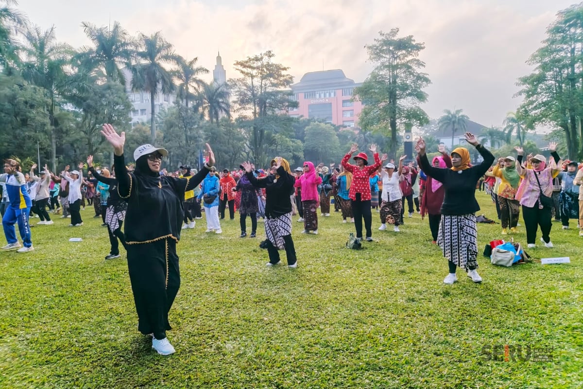 Ribuan lansia menyemarakkan senam kebugaran di UB untuk menyambut Hari Kartini. (bas) Ribuan Lansia Berkebaya Senam Kampung Lingkar Kampus UB Peringati Hari Kartini