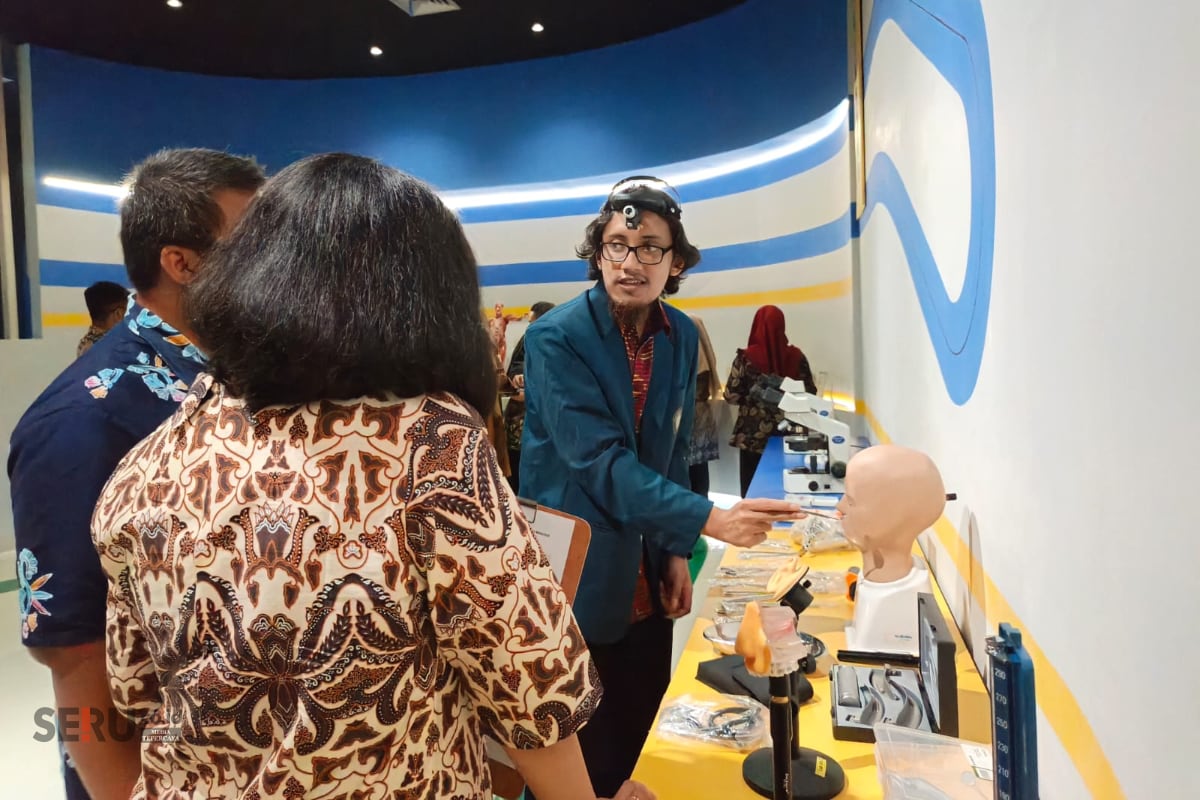 Para peserta tour Museum Anatomi UB menyimak penjelasan dari pendamping tour. (bas) 