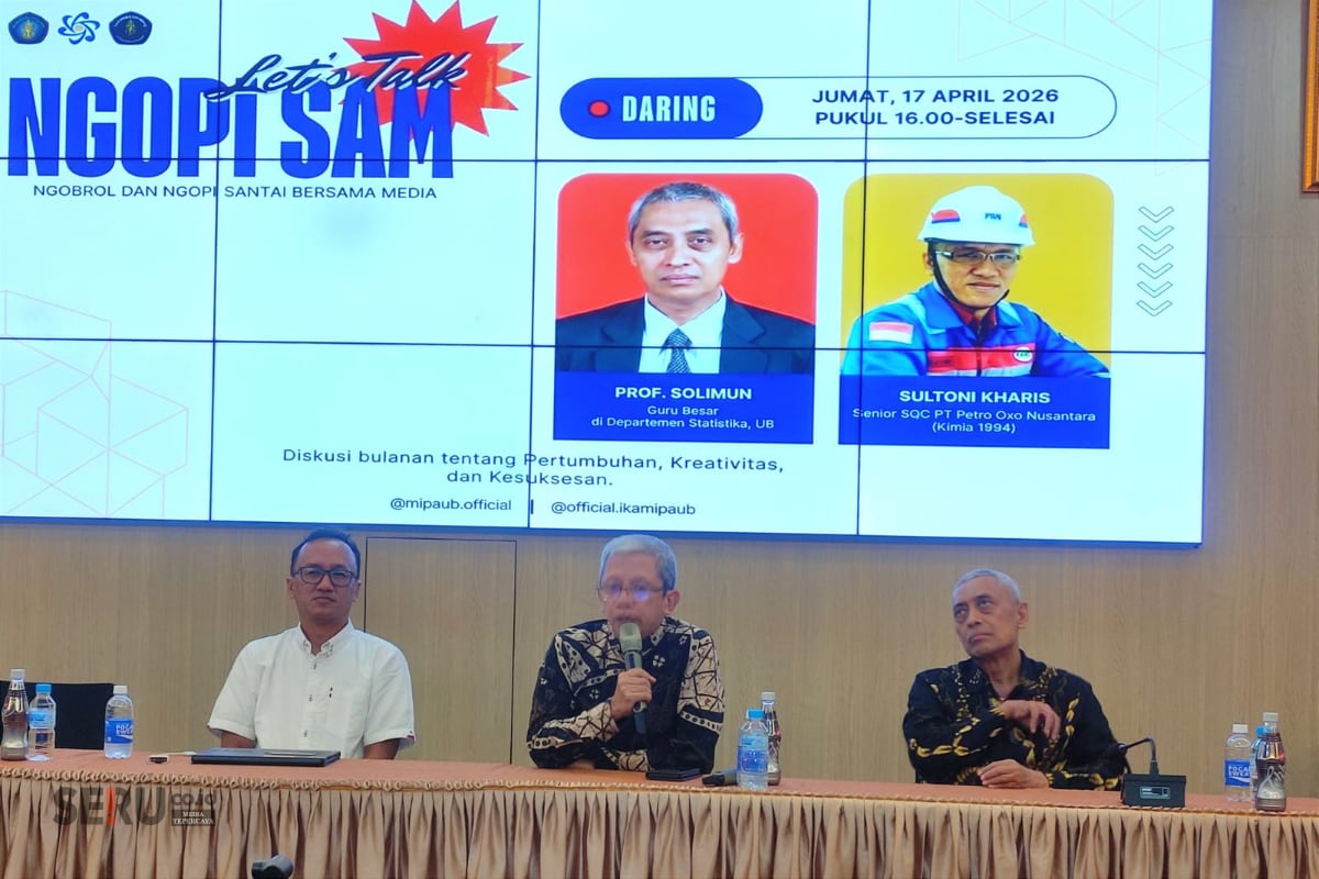Sultoni Kharis SSi (kiri), bersama Prof Dr Chomsin Sulistya Widodo SSi MSi PhD dan Prof Solimun, saat Ngopi SAM FMIPA. (rhd) 