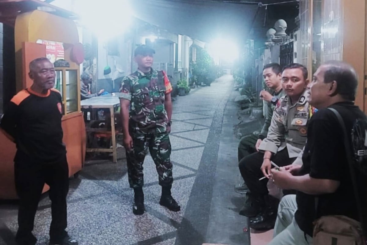 Babinsa Koramil Kedungkandang bersama Bhabinkamtibmas Kota Lama patroli malam di titik rawan. (ist) Babinsa Koramil Kedungkandang bersama Bhabinkamtibmas Kota Lama Patroli Malam di Titik Rawan