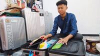 CJH Termuda Kota Malang, Haidar Fattah Rizqy Santoso menceritakan pesan terakhir mendiang ayahnya, sembari menyiapkan barang-barang keperluan ibadah haji secara mandiri. (bas) CJH Termuda Kota Malang 16 Tahun, Tunaikan Pesan Terakhir Mendiang Ayah