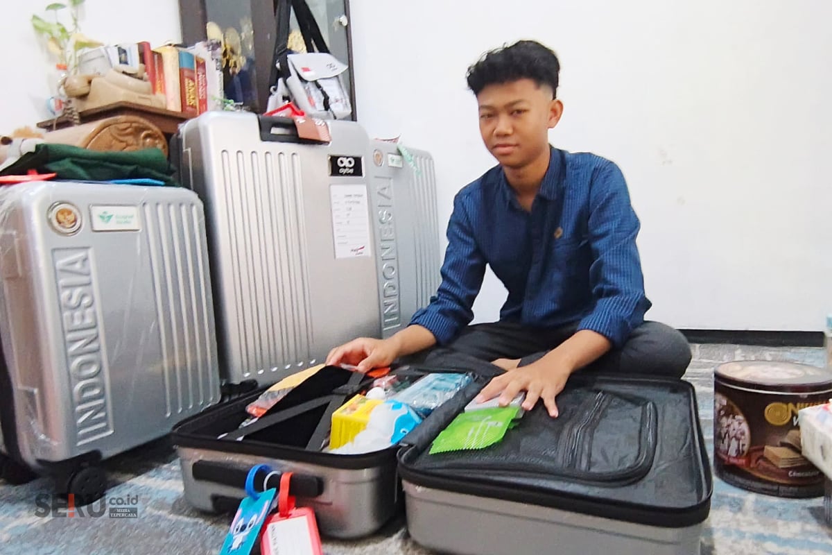 CJH Termuda Kota Malang, Haidar Fattah Rizqy Santoso menceritakan pesan terakhir mendiang ayahnya, sembari menyiapkan barang-barang keperluan ibadah haji secara mandiri. (bas) CJH Termuda Kota Malang 16 Tahun, Tunaikan Pesan Terakhir Mendiang Ayah