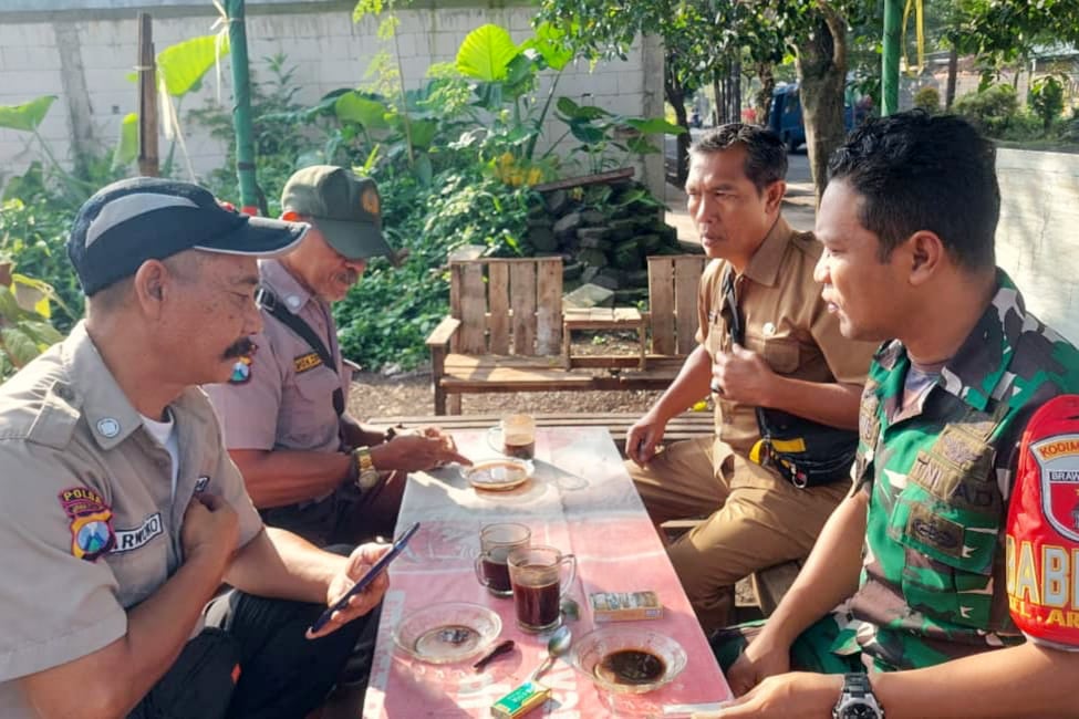 Babinsa Blimbing Jalin Silaturahmi Pihak Keamanan Jaga Kondusivitas Wilayah