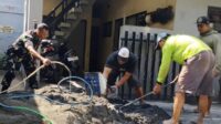 Babinsa Dinoyo dan Warga Kerja Bakti Pasang Paving Upaya Kenyamanan Pejalan Kaki