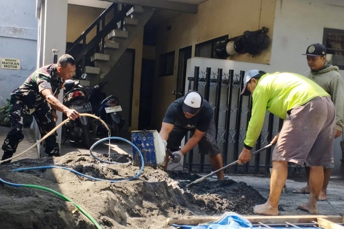 Babinsa Dinoyo dan Warga Kerja Bakti Pasang Paving Upaya Kenyamanan Pejalan Kaki
