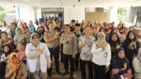 PJT I dan Polres Malang Peduli Sosial pemeriksaan kesehatan gratis dan tebus murah sembako di Karangkates. (dok. Humas PJT I) PJT I dan Polres Malang Peduli Sosial Pemeriksaan Kesehatan Gratis dan Tebus Murah Sembako di Karangkates